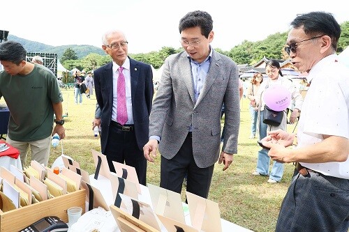 이상일 용인특례시장이 5일 포은 정몽주 묘역에서 열린 제20회 포은문화제 현장을 방문해 행사 관계자들과 의견을 나누고 있다. 사진=용인특례시 제공