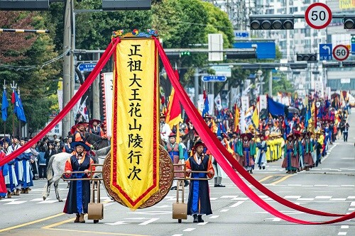 조선시대 최대 왕실 퍼레이드인 정조대왕 능행차가 공동재현되고 있다.  사진=수원특례시 제공