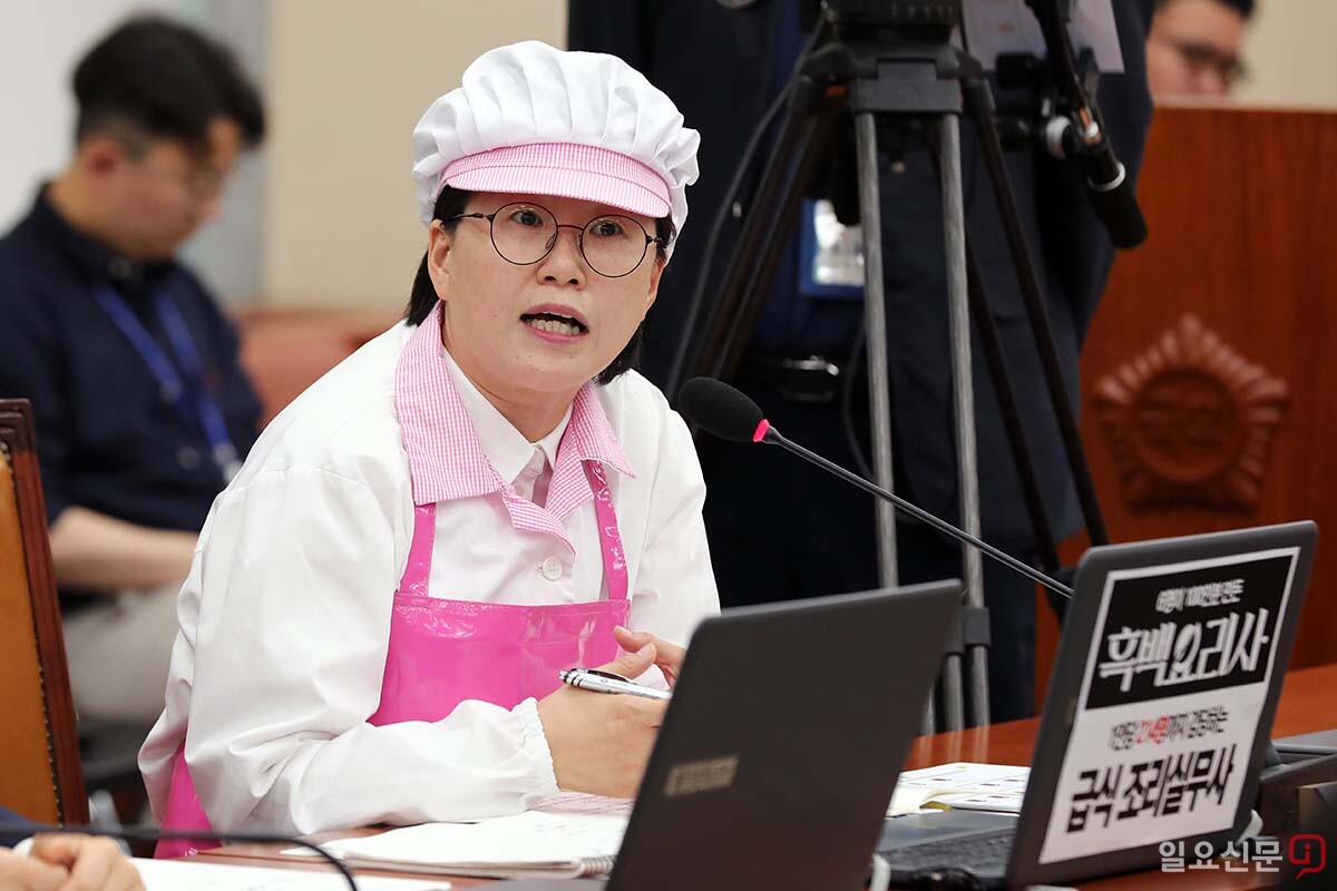 진보당 정혜경 의원이 10일 환경노동위원회에서 열린 고용노동부에 대한 국정감사에 급식조리사 복장을 착용하고 의사 진행 발언을 하고 있다. 사진=박은숙 기자