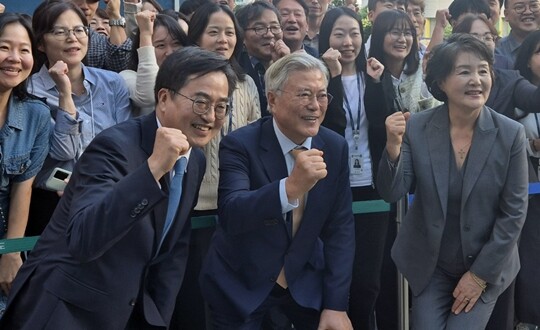 문재인 전 대통령과 부인 김정숙 여사가 10월 4일 경기도청을 방문, 김동연 경기지사와 함께 기념촬영을 하고 있다. 사진=연합뉴스