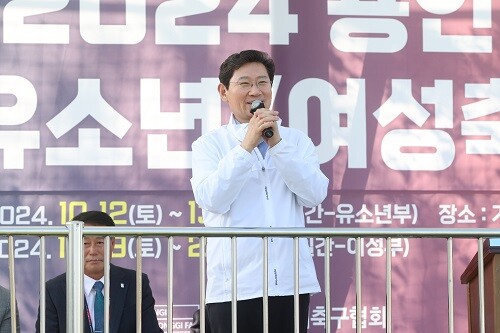 2024 유소년‧여성축구대회’ 개막식에 참석한 이상일 용인특례시장. 사진=용인특례시 제공