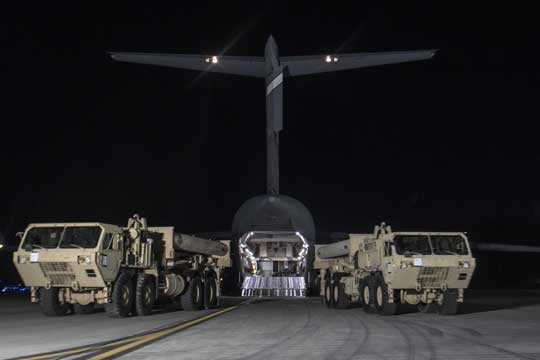 2017년 3월 미 본토에서 미 공군의 C-17 수송기에 실려 오산 미군 기지에 도착한 사드 미사일 발사대. 사진=미국 태평양 사령부