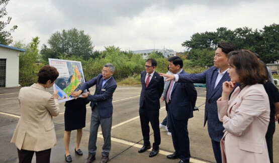 교육위원회 현지 의정활동 모습. 사진=경남도의회 제공