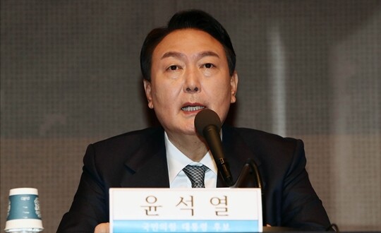 2021년 12월 14일 윤석열 당시 국민의힘 대선 후보가 서울 중구 한국프레스센터에서 열린 관훈토론회에서 부인 김건희 여사의 도이치모터스 주가조작 연루 의혹에 대해 입장을 밝히고 있다. 사진=국회사진취재단