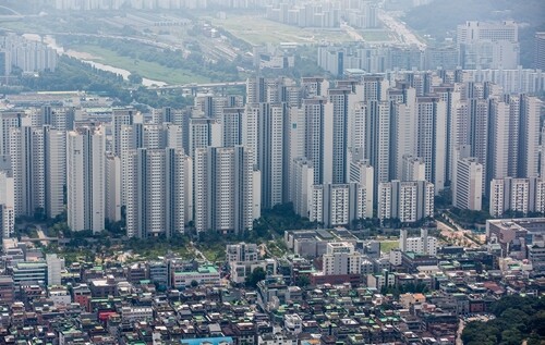 서울 송파구 롯데월드타워에서 바라본 서울 아파트 단지와 주택가 전경. 사진=최준필 기자