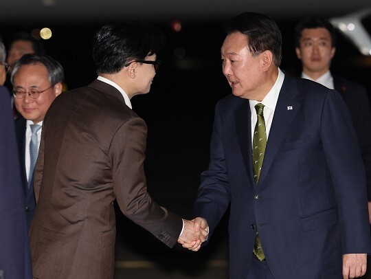 윤석열 대통령이 10월 11일 성남 서울공항에서 필리핀, 싱가포르 국빈 방문 및 라오스 아세안 정상회의를 마치고 귀국하며 마중 나온 국민의힘 한동훈 대표와 악수하고 있다. 사진=연합뉴스