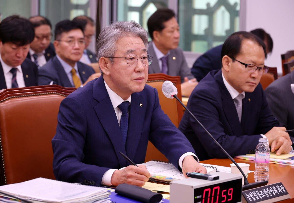 강호동 농업협동조합중앙회 회장이 18일 오전 열린 국회 농림축산식품해양수산위원회 국정감사에서 의원 질의에 답변하고 있다. 사진=연합뉴스