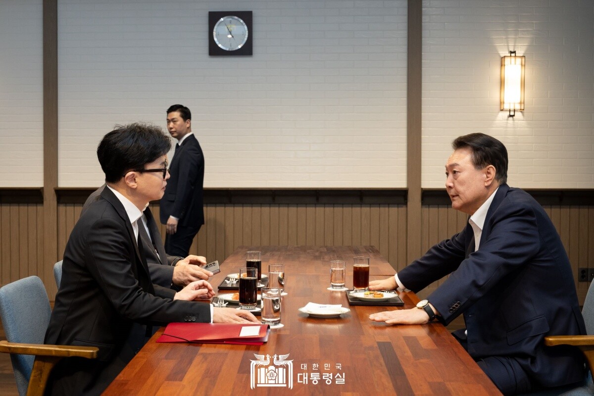 윤석열 대통령과 한동훈 대표가 10월 21일 용산 대통령실 파인그라스에서 면담을 하고 있다. 사진=대통령실 제공