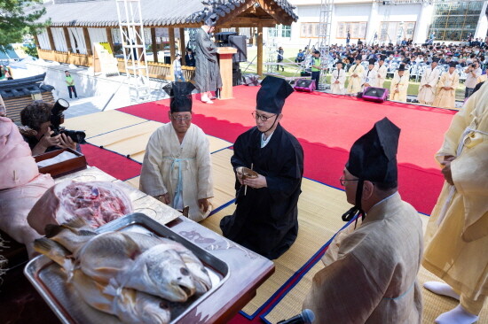 경상국립대학교(GNU) 권진회 총장은 10월 19일 산청군 시천면 한국선비문화연구원에서 개최한 ‘제48회 남명 선비문화 축제’ 초헌관으로 참례했다. 사진=경상국립대 제공