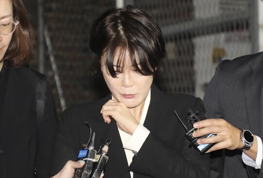 ‘음주운전 혐의’를 받고 있는 문재인 전 대통령의 딸 문다혜 씨가 10월 18일 오후 서울 용산구 용산경찰서에서 조사를 마친 뒤 귀가하고 있다. 사진=박정훈 기자