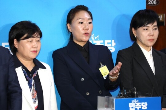 강혜경 씨가 10월 21일 오후 서울 여의도 국회에서 민주당 공익제보자 권익보호위원회 전현희 위원장을 비롯한 의원들과 함께 기자회견을 하고 있다. 사진=박은숙 기자