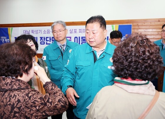 김경일 파주시장이 10월 18일 임진각 민방위 대피소에서 열린 긴급이동실에서 소음 피해로 울먹이는 주민을  위로하고 있다. 사진=파주시 제공