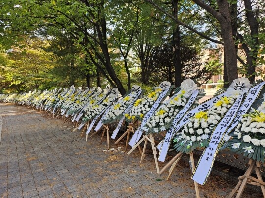 '모래 학폭' 사건이 불거진 초등학교 앞에 놓인 근조화환들. 사진=손우현 기자