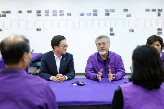 김동연 경기도지사가 24일 이태원 참사 유가족을 만나 이야기를 듣고 있다. 사진=경기도 제공