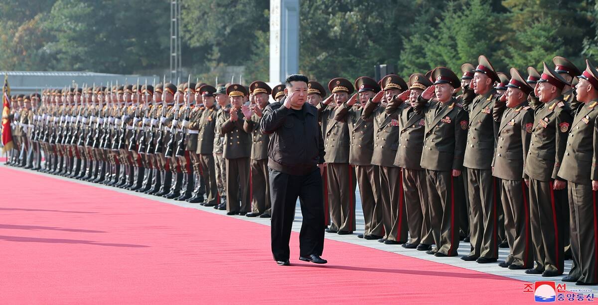 김정은 북한 국무위원장이 지난 17일 인민군 제2군단 지휘부를 방문했다고 조선중앙통신이 18일 보도했다.  사진=연합뉴스