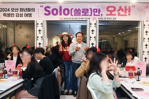 이권재 오산시장이 26일 2024 오산 청년들의 특별한 감성 여행 '솔로(SOLO)만 오산!' 행사에 참석해 인사말을 하고 있다. 사진=오산시 제공