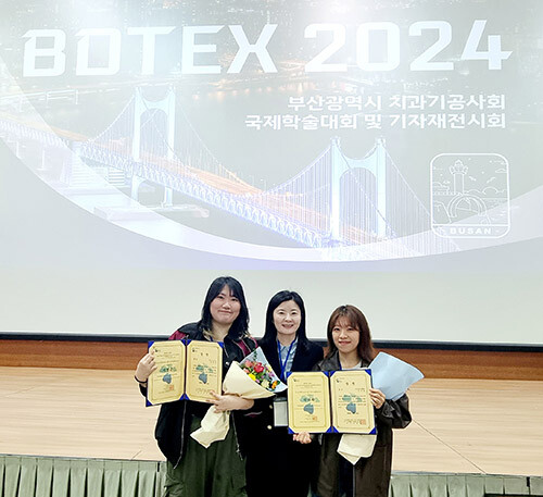 지난 26일 부산 벡스코에서 열린 'BDTEX 2024' 학생실기 경진대회에서 금상 수상자 박다희 학생과 동상 수상자 이정은 학생이 최주영 지도교수와 기념촬영을 하고 있다. 사진 왼쪽부터 이정은 학생, 최주영 지도교수, 박다희 학생. 사진=대구보건대 제공