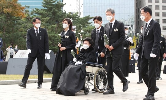 노소영 관장 측이 ‘비자금’ 카드를 2심에서 꺼내든 것은 이미 노 전 대통령이 사망해 수사할 수 없다는 판단에서였지만, 김옥숙 여사가 아직 살아 있기 때문에 수사 가능성을 배제할 수 없다. 사진=사진공동취재단