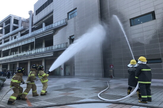 렛츠런파크 부산경남 임직원들이 소방훈련을 하고 있는 모습. 사진=한국마사회 부산경남본부 제공