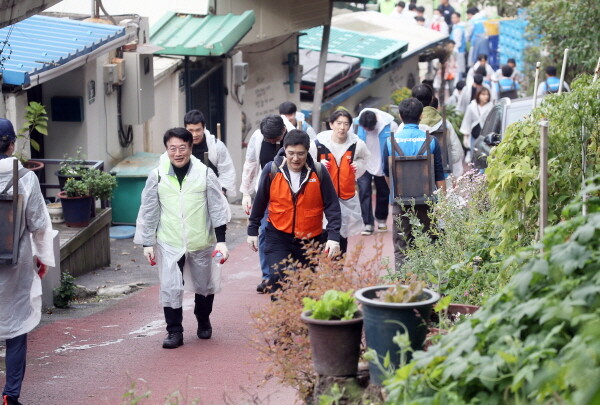 윤원석 인천경제청 청장과  직원들이 연탄 배달을 하고 있다. 사진=인천경제청 제공