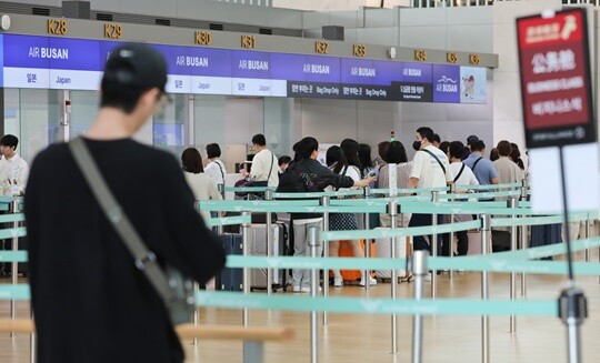 인천공항 제1터미널에서 출국 수속을 밟고 있는 여행객들. 사진=박정훈 기자