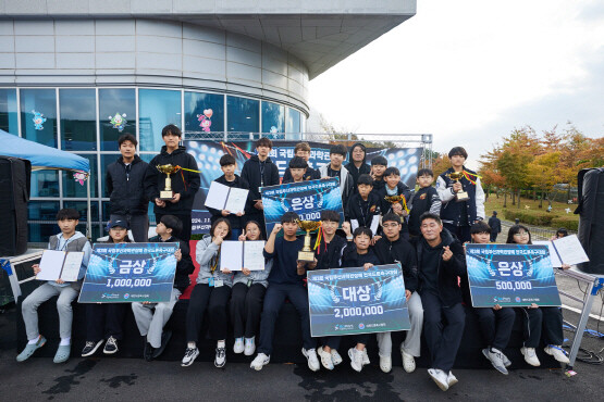 제3회 전국드론축구대회 시상식 기념촬영 장면. 사진=국립부산과학관 제공