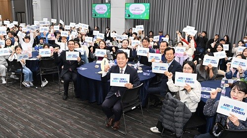 1일 ‘2024 수원 협치 정책 축제’에서 이재준 수원시장과 시민 및 학생들이 민·관 협치를 강조하는 손팻말을 들어 보이고 있다. 사진=수원특례시 제공