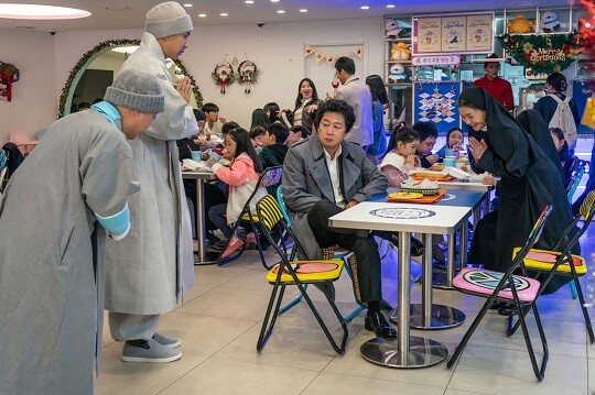 ‘대가족’은 스님이 된 아들(이승기 분) 때문에 대가 끊긴 만두 맛집 ‘평만옥’ 사장(김윤석 분)에게 세상 본 적 없던 귀여운 손주들이 찾아오면서 생각지도 못한 기막힌 동거 생활을 하는 가족 코미디 영화다. 사진=영화 ‘대가족’ 스틸컷