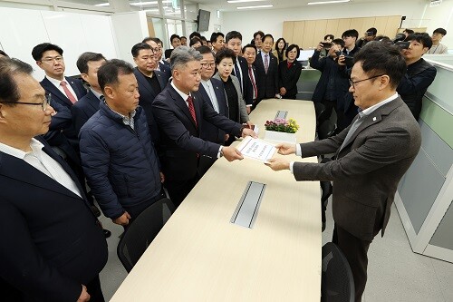 경기도의회 국민의힘이 6일 김진경 의장 불신엄의 건을 제출하고 있다. 사진=경기도의회 국민의힘 제공