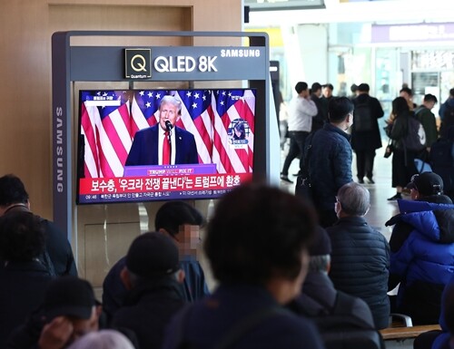 지난 11월 7일 오전 서울역에서 도널드 트럼프 미국 공화당 대통령 후보의 대선 승리 선언 장면이 방송되고 있다.  사진=임준선 기자