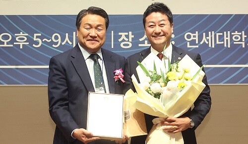 경기도의회 김진경 의장이  제13회 글로벌 자랑스러운 세계인 13인 대상을 수상한 뒤 기념촬영하고 있다. 사진=경기도의회 제공