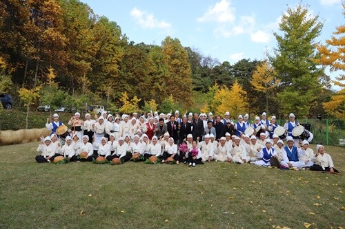 김선교 국회의원과 경기도문화원 연합회 신금철 부회장(광주문화원장), 최영식 양평문화원장, 신왕수 부원장, 김충년, 이규철, 김용란 이사, 김용녕 양평군노인회장 내빈이 회원들과 기념촬영을 했다. 사진=양평민요보존회 제공