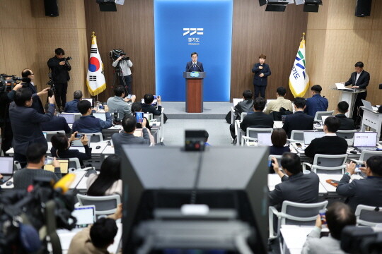 13일 오전 경기도청 브리핑룸에서 김동연 경기도지사가 정치현안 관련 입장문을 발표 하고 있다. 사진=경기도 제공