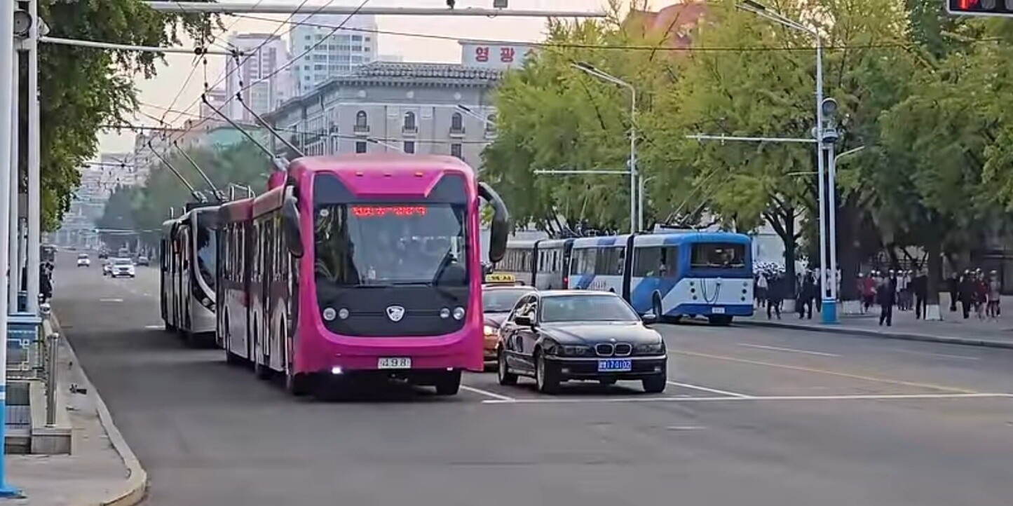 북한 거리에 다니는 최신식 무궤도 전차와 독일산 승용차. 사진=유튜브 캡처