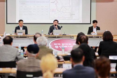 이상일 용인특례시장이 12일 수지구청에서 수지지역 공동주택 입주자대표들과 시민 주거환경 개선방안을 논의하는 간담회를 갖고 있다. 사진=용인특례시 제공