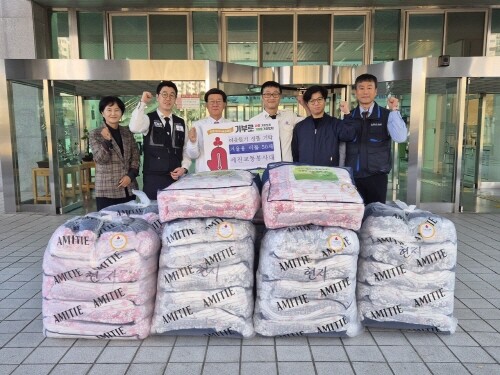 정종복 기장군수(왼쪽 세 번째)와 및 김재우 세진교통봉사대 회장(왼쪽 네 번째)이 성품을 기탁식을 하며 기념촬영을 하고 있다. 사진=기장군 제공