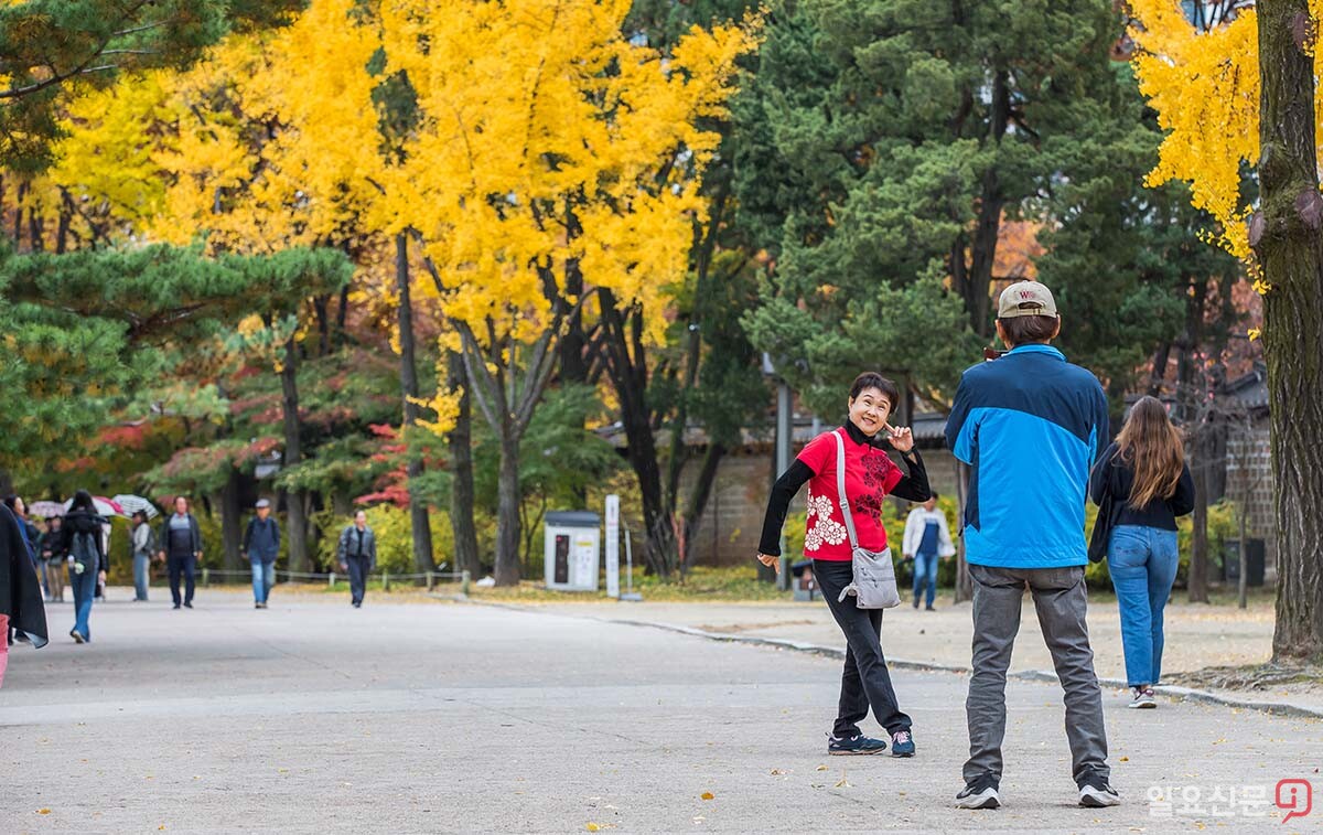 외국인 관광객들이 포즈를 취하며 기념사진을 찍고 있다.