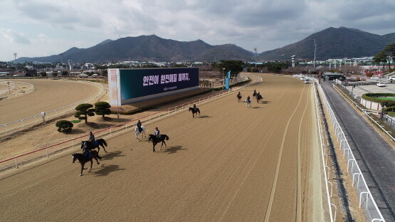 한국마사회 관계자들이 시설물 안전을 점검하는 장면. 사진=한국마사회 부산경남본부 제공