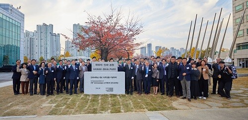 하와이·인하공원 준공식에서 참석 내외빈이 기념촬영하고 있다. 사진=인하대학교 제공