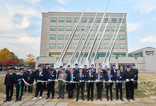 하와이·인하공원 준공식에서 참석 내외빈이 조형물 앞에서 기념사진을 촬영하고 있다. 사진=인하대학교 제공