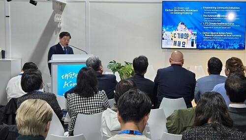 기후위기 대응·에너지전환 지방정부협의회 회장을 맡고 있는 박승원 광명시장이 제29차 유엔기후변화 협약 당사국총회에 참석해 광명시의 탄소중립 실천 사례를 발표하고 있다. 사진=광명시 제공