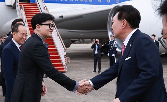 한동훈 국민의힘 대표(왼쪽)가 11월 14일 성남 서울공항에서 아시아태평양경제협력체(APEC) 및 주요 20개국(G20) 정상회의 참석을 위해 출국하는 윤석열 대통령과 악수를 나누며 환송하고 있다. 사진=연합뉴스