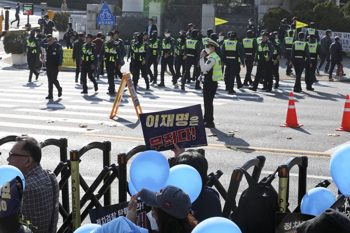 15일 이재명 더불어민주당 대표 지지자들이 법원 앞에서 집회를 연 모습. 사진=박정훈 기자