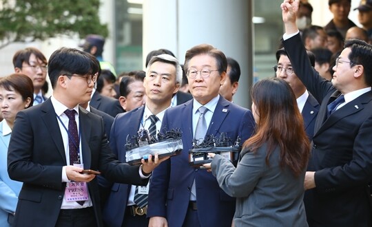 더불어민주당 이재명 대표가 11월 15일 서울 서초구 서울중앙지법 형사합의34부(부장판사 한성진)에서 열린 공직선거법 위반 혐의 관련 1심 선고 공판에서 징역 1년에 집행유예 2년을 선고 받고 법원 청사를 나서고 있다. 사진=임준선 기자