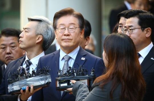 이재명 민주당 대표가 11월 15일 오후 서울 서초구 서울중앙지법에서 열린 공직선거법 위반 혐의 관련 1심 선고 공판을 마친 뒤 법원 청사를 나서고 있다. 사진=임준선 기자