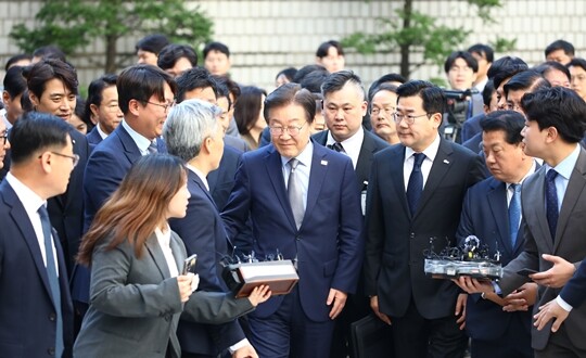 공직선거법상 허위사실 공표 혐의를 받는 더불어민주당 이재명 대표가 11월 15일 서울 서초구 서울중앙지법에서 열린 1심 선고공판에 출석하고 있다. 사진=임준선 기자