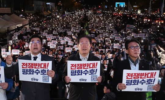 더불어민주당 이재명 대표, 박찬대 원내대표, 김민석 최고위원 등이 11월 9일 서울 숭례문 일대에서 민주당 주최로 열린 ‘김건희·윤석열 국정농단 규탄·특검 촉구 제2차 국민행동의 날’ 장외집회에서 손팻말을 들어 보이며 구호를 외치고 있다. 사진=최준필 기자