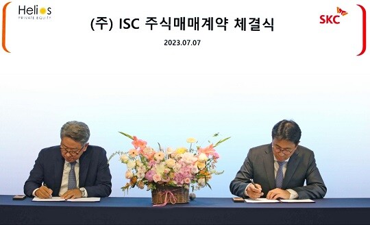 박원철 SKC 사장(오른쪽)이 2023년 7월 ISC 주식매매계약 체결식에서 계약서에 서명을 하고 있다. 사진=SKC 제공