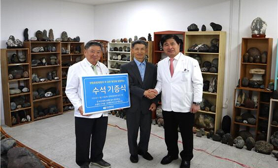 박종호 이사장(오른쪽), 박남철 병원장(왼쪽)과 기증자인 정주호 전 부산대병원 감사의 기념촬영 모습. 사진=센텀종합병원 제공