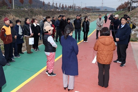 이동환 고양시장이 벽제천 산책로 현장 점검 중 시민들과 소통하고 있다. 사진=고양특례시 제공